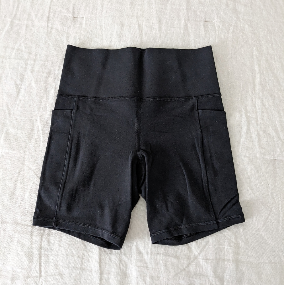 Athleta Salutation Stash Pocket 7" Shorts